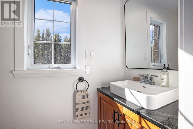 29015814/7521-fourth-line-road/rideau-twp-s-of-reg-rd-6-e-of-mccordick-rd/ottawa/ontario/K0G1J0_21