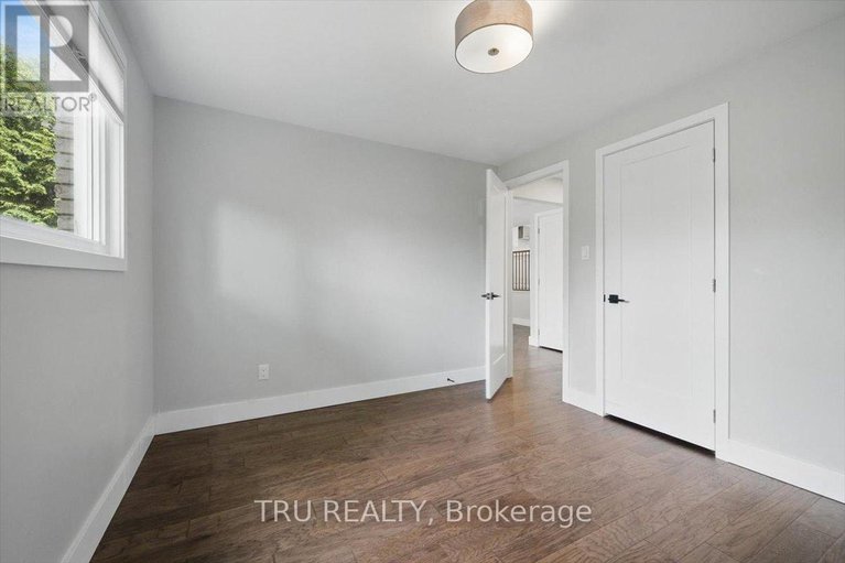 28427630/2114-balharrie-avenue/hawthorne-meadows/ottawa/ontario/K1G1G5_23