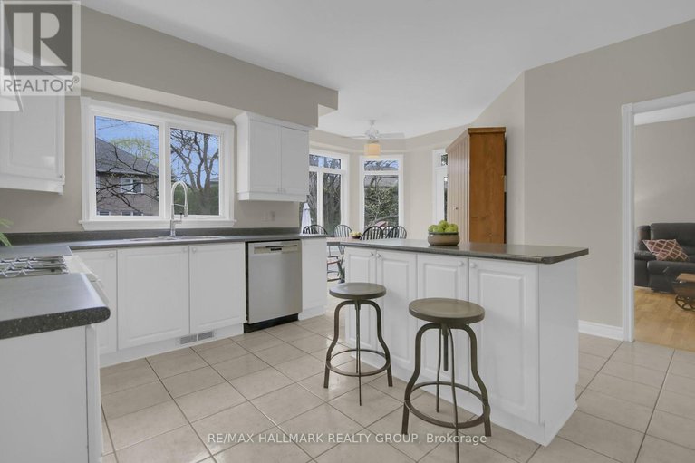28324389/138-shaughnessy-crescent/kanata-lakesheritage-hills/ottawa/ontario/K2K2N3_18