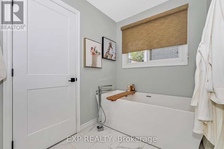 28756282/936-blythdale-road/mckellar-heightsglabar-park/ottawa/ontario/K2A3N6_17