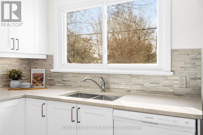 29392514/852-borthwick-avenue/castle-heightsrideau-high/ottawa/ontario/K1K2M8_18