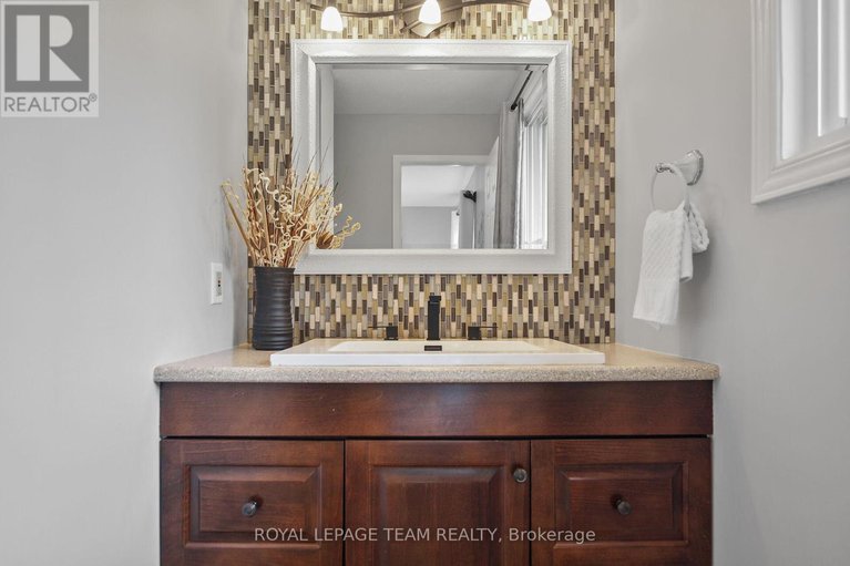 28356426/6489-doctor-blair-crescent/north-gower/ottawa/ontario/K0A2T0_17