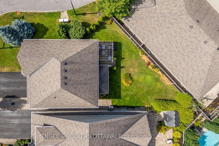 28806486/27-esquimault-avenue/bruce-farmgraham-parkqualicumbellands/ottawa/ontario/K2H6Z4_46