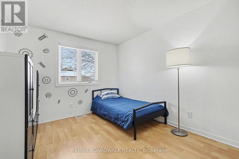 29300641/448-valade-crescent/fallingbrookpineridge/ottawa/ontario/K4A2W4_19