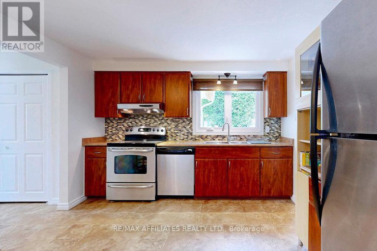 28586266/22-red-maple-crescent/blackburn-hamlet/ottawa/ontario/K1B3Z4_14