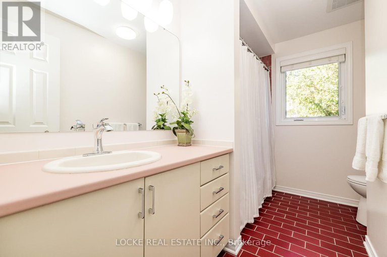28873478/1668-sansonnet-street/mer-bleuebradley-estatesanderson-park/ottawa/ontario/K1C5Y6_32