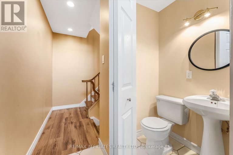 28882637/2101-eric-crescent/pineview/ottawa/ontario/K1B4P5_3