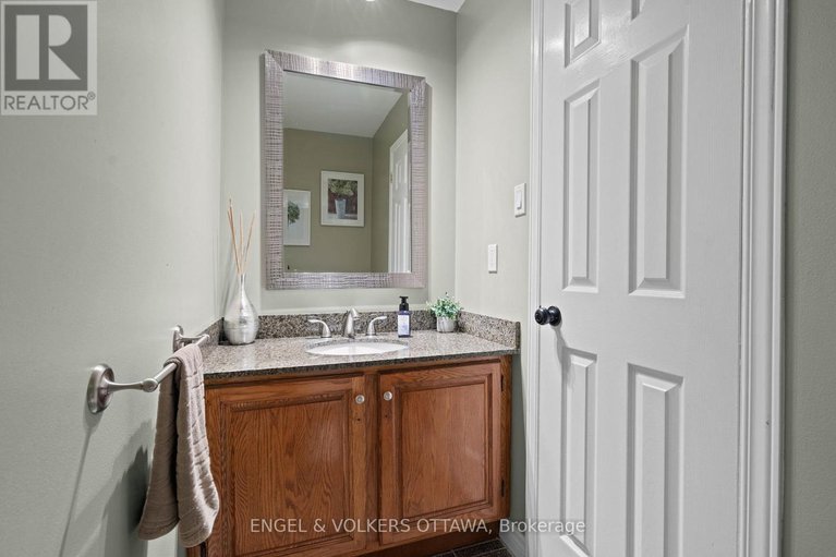 29015610/4720-whispering-willow-drive/sarsfieldbearbrook/ottawa/ontario/K4B1J1_16
