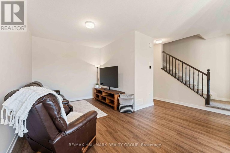 28974031/629-quilter-row/goulbourn-twp-from-franktown-rdsouth-to-rideau/ottawa/ontario/K0A2Z0_13