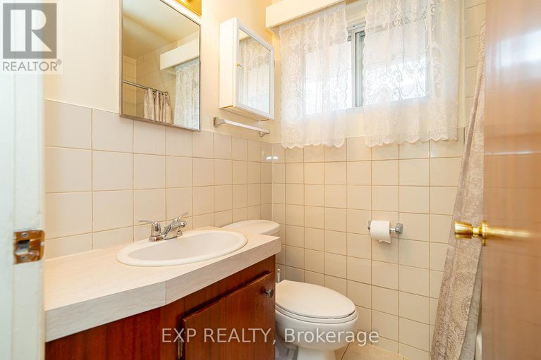 28904328/1008-riddell-avenue-s/mckellar-heightsglabar-park/ottawa/ontario/K2C2J5_24