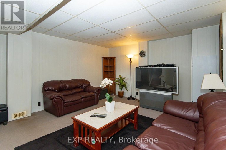 28588528/1576-st-georges-street/bilberry-creekqueenswood-heights/ottawa/ontario/K1E2M9_29