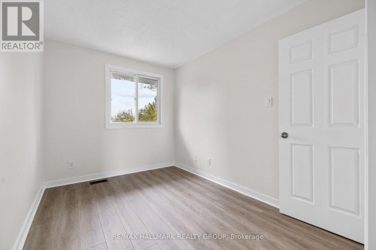28559937/48-1955-greenway-parkway/blackburn-hamlet-south/ottawa/ontario/K1B5A9_21