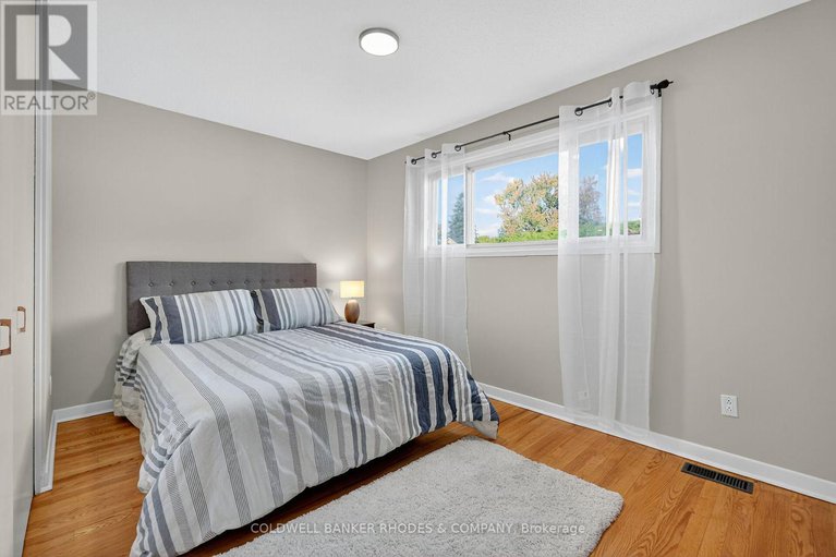 28912444/11-willeth-avenue/city-viewskylinefisher-heightsparkwood-hills/ottawa/ontario/K2E5C2_26
