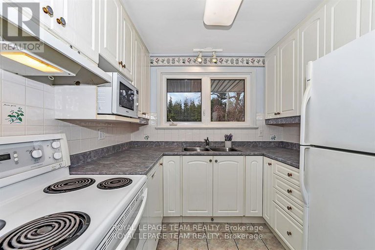 28367532/2099-balharrie-avenue-s/hawthorne-meadows/ottawa/ontario/K1G1G4_7