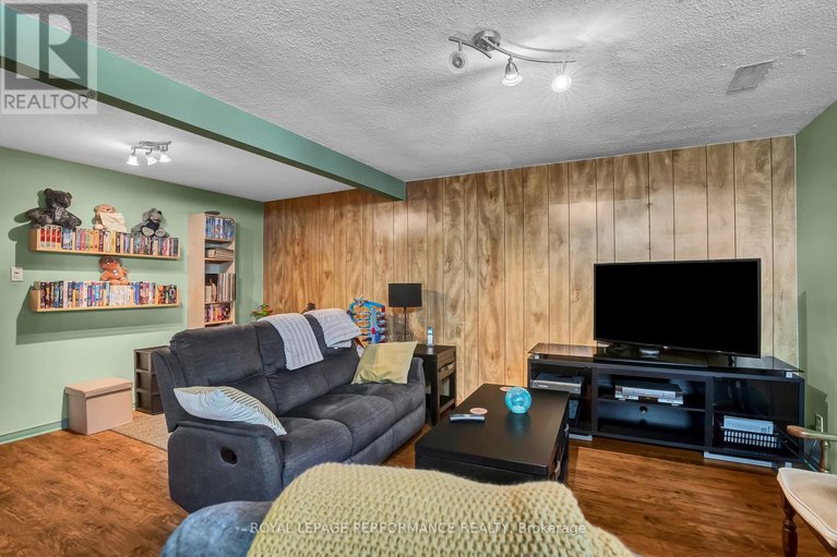 28226531/1752-lafrance-drive/queenswood-heights-south/ottawa/ontario/K1E2H2_28