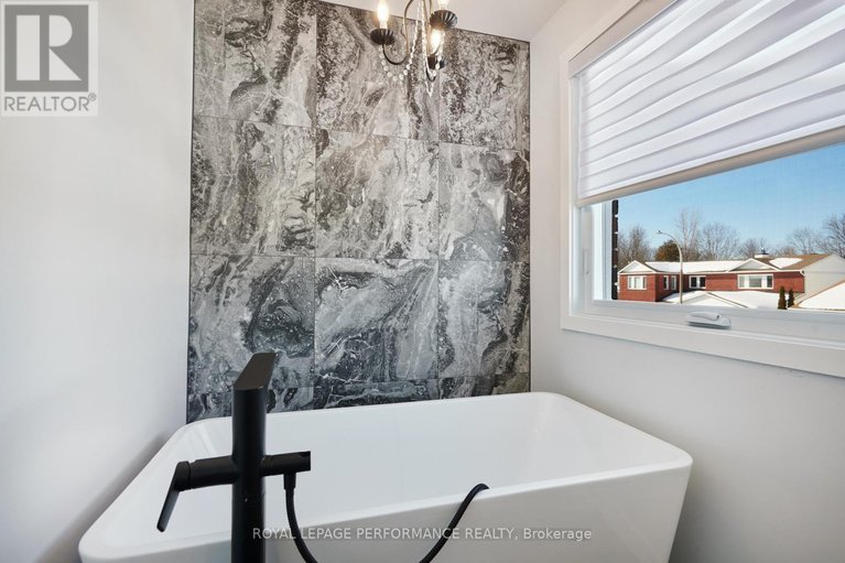 29424885/2722-wyldewood-street/emerald-woodssawmill-creek/ottawa/ontario/K1T2R9_24