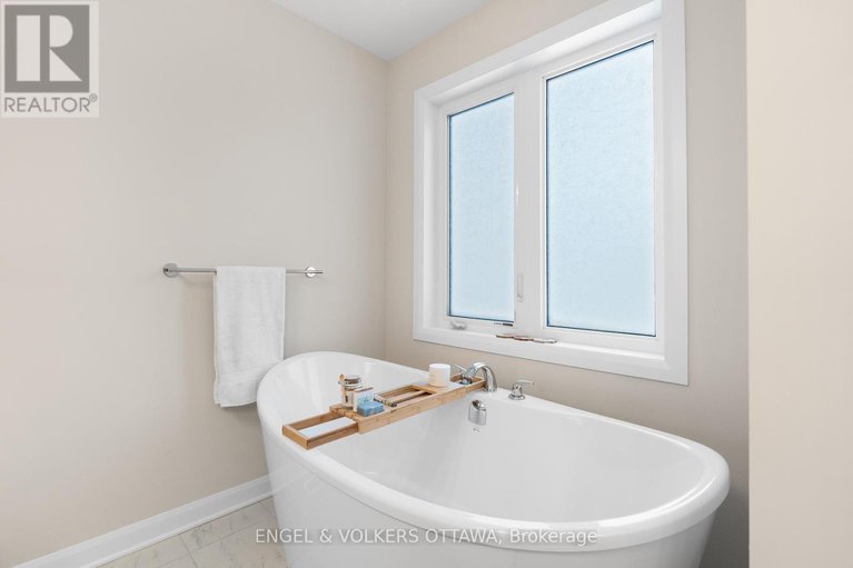 28163519/2053-wanderer-avenue/mahogany-community/ottawa/ontario/K4M0X1_24