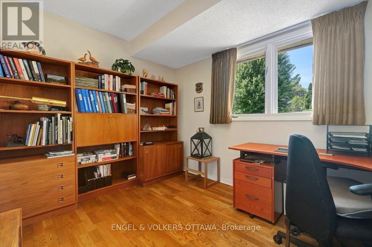 28812016/15-dickson-street/bruce-farmgraham-parkqualicumbellands/ottawa/ontario/K2H7H6_28