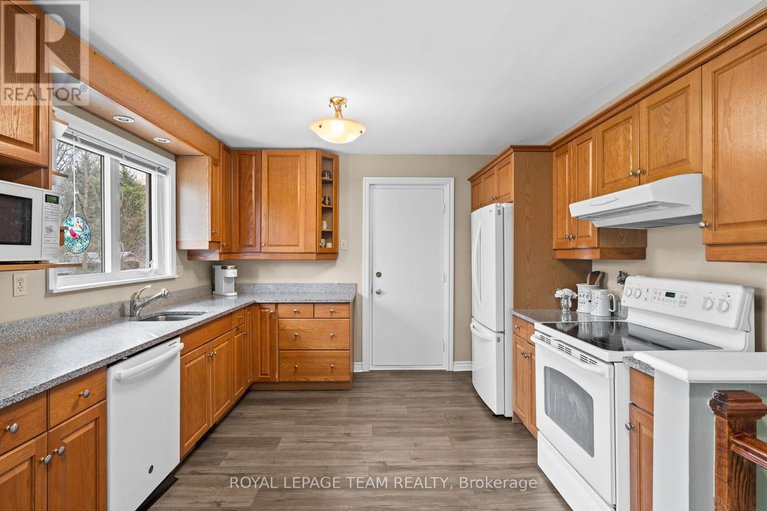28656808/6481-rideau-valley-drive-n/manotick-south-to-roger-stevens/ottawa/ontario/K4M1B3_11