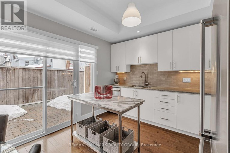 28335496/b301-124-guigues-avenue/lower-townbyward-market/ottawa/ontario/K1N5H7_18