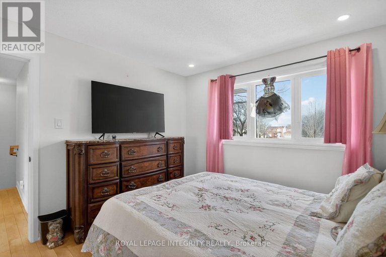 29484455/2092-legrand-crescent/queenswood-heights-south/ottawa/ontario/K1E3T6_31