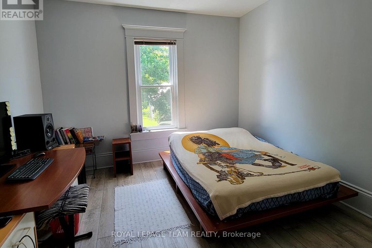 28427099/16-peter-street-s/maxville/north-glengarry/ontario/K0C1T0_26