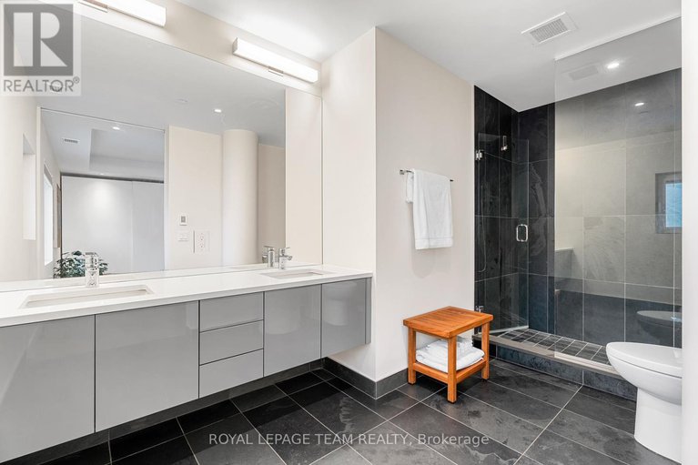 28408912/504-135-barrette-street/vanier/ottawa/ontario/K1L7Z9_28