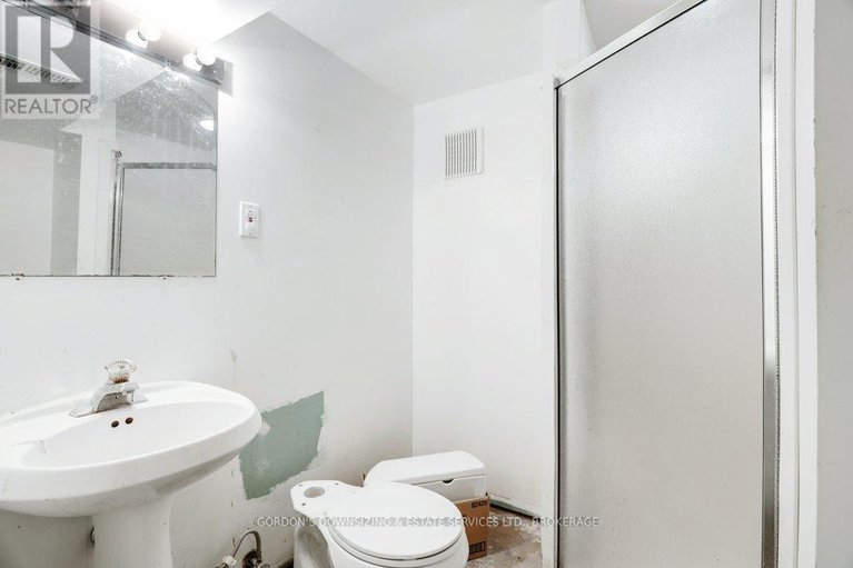 29327348/7-attwood-crescent/city-viewskylinefisher-heightsparkwood-hills/ottawa/ontario/K2E5B1_33