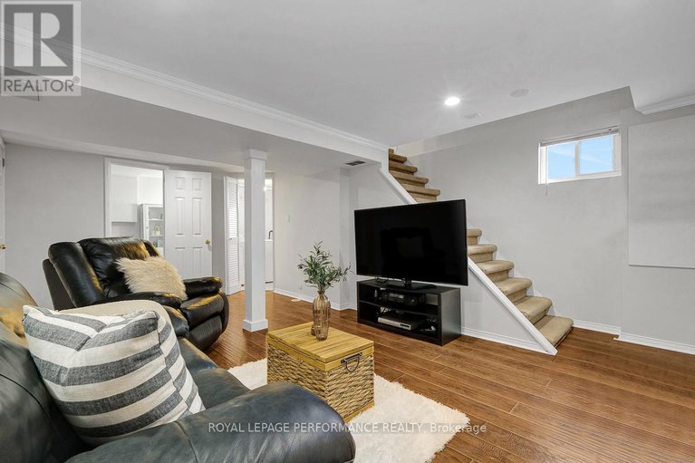 29432301/532-alesther-street/overbrookcastle-heights/ottawa/ontario/K1K1J3_29