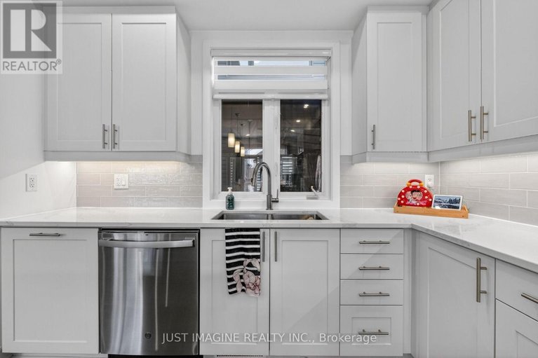 29583767/32-edenbridge-court/mer-bleuebradley-estatesanderson-park/ottawa/ontario/K1W0P1_17