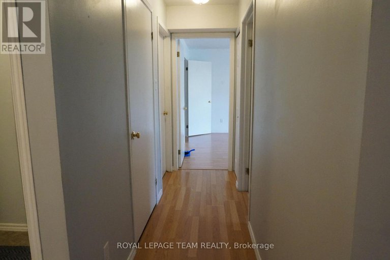 29211838/217-316-lorry-greenberg-drive/hunt-club-parkgreenboro/ottawa/ontario/K1T2P4_5