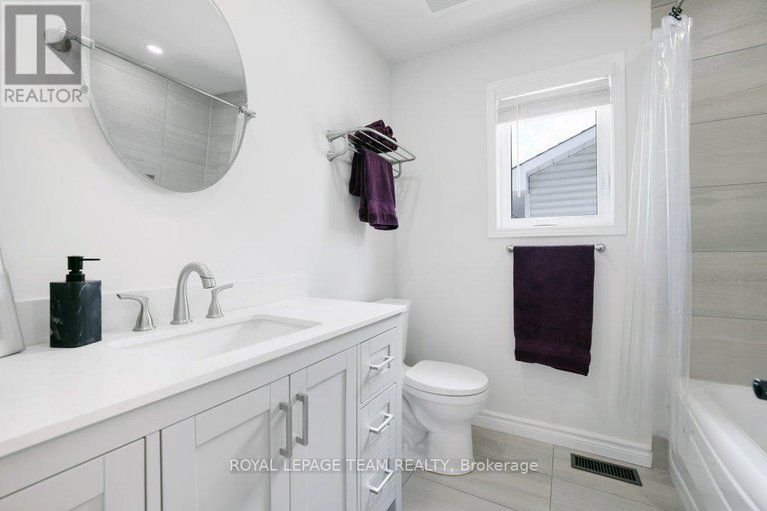 28522929/8-black-rivers-place/bridlewood/ottawa/ontario/K2M2E2_33