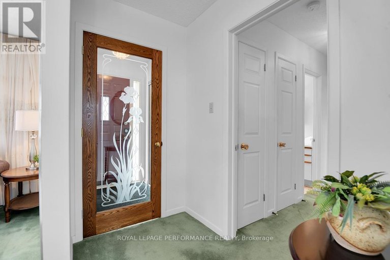 29450823/9-kilmory-crescent/borden-farmstewart-farmcarleton-heightsparkwood-hills/ottawa/ontario/K2E6M9_6