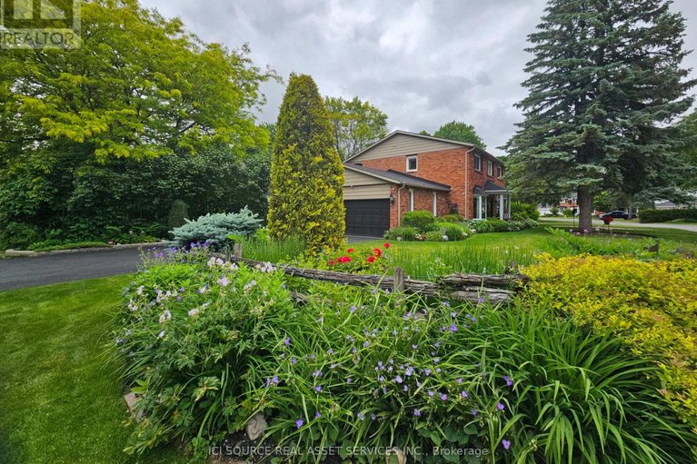 28675680/1-erinlea-court/pineglencountry-place/ottawa/ontario/K2E7C8_4