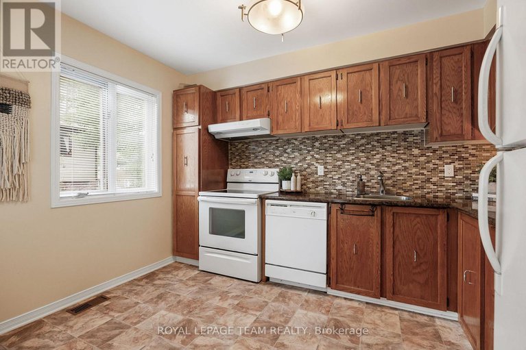 28596547/1473-bryson-lane/sawmill-creektimbermill/ottawa/ontario/K1T2T7_17