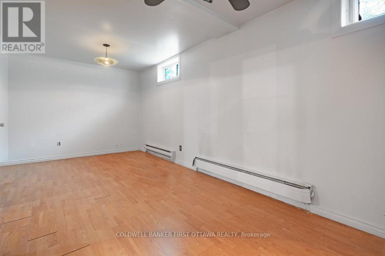 28322181/323-amiens-street/bilberry-creekqueenswood-heights/ottawa/ontario/K1E1N4_19