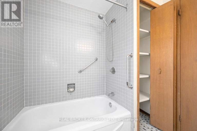 28986692/60-westpark-drive/blackburn-hamlet/ottawa/ontario/K1B3E5_28