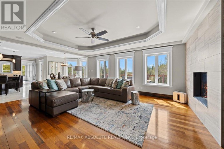 28246473/124-biltmore-crescent/btwn-franktown-rd-fallowfield-rd/ottawa/ontario/K2S2C6_17