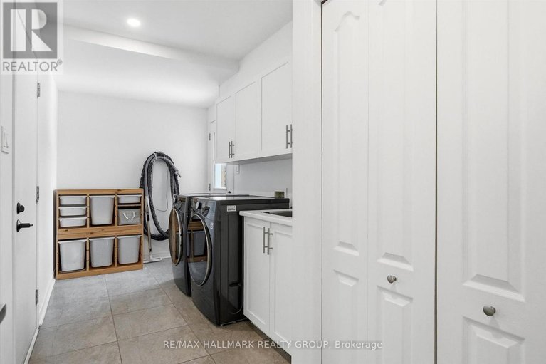 29425296/1660-country-walk-drive/chapel-hill/ottawa/ontario/K1C8E2_21