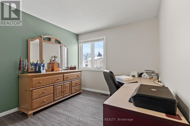 29329137/690-princess-louise-drive/fallingbrookridgemount/ottawa/ontario/K4A2C1_23