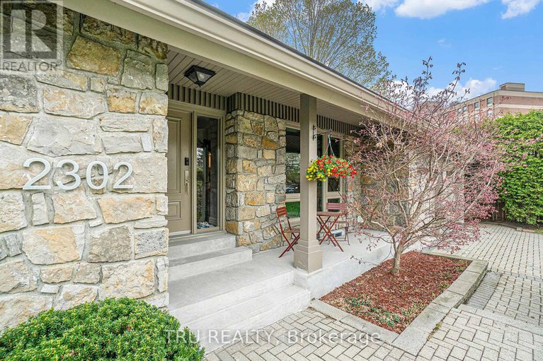 28288909/2302-fox-crescent/whitehaven/ottawa/ontario/K2B7K6_5