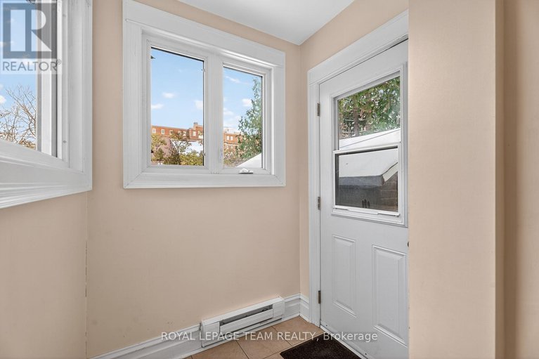 29121392/405-hamilton-avenue-s/civic-hospital/ottawa/ontario/K1Y1C9_19