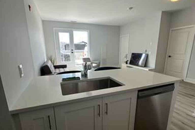 28573382/110-1350-hemlock-road/cfb-rockcliffe-and-area/ottawa/ontario/K1K4E4_12