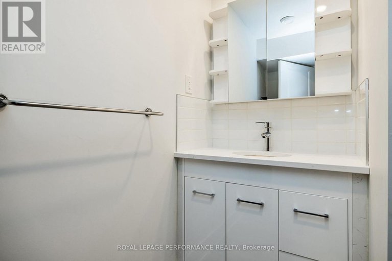 29628289/36-largo-crescent/meadowlandscrestview/ottawa/ontario/K2G3C7_31