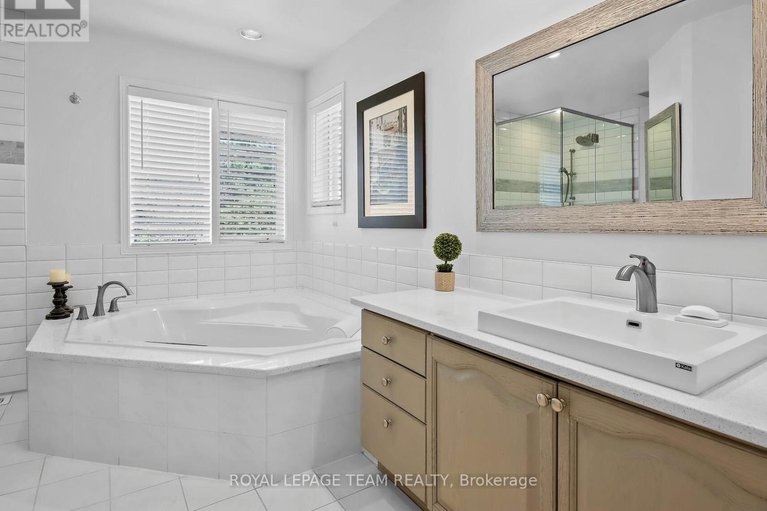 29069392/1105-cindy-hill-crescent/manotick-long-island-nicholls-island/ottawa/ontario/K4M1E8_29