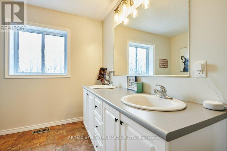 28879635/35-nevada-street/moose-creek/north-stormont/ontario/K0C1W0_23