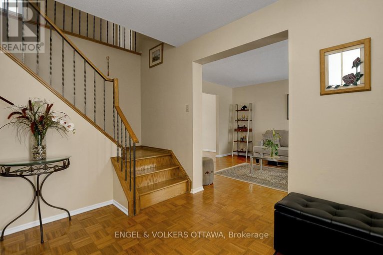 29381933/1016-driftwood-crescent/convent-glen/ottawa/ontario/K1C2P1_8