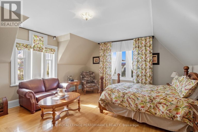 29482695/8-john-street/lorignal/champlain/ontario/K0B1K0_27