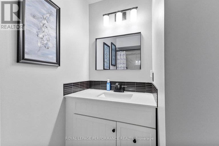 28918371/1936-longman-crescent/chateauneuf/ottawa/ontario/K1C5G6_25