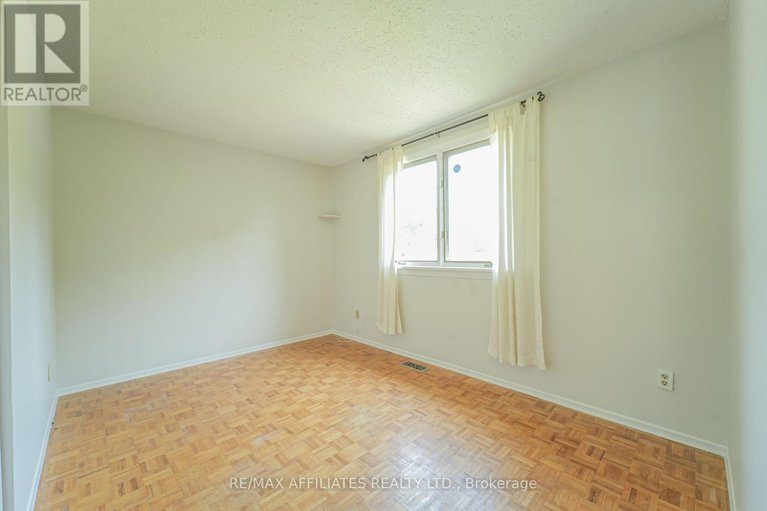 28708608/208-old-colony-road-e/glencairnhazeldean/ottawa/ontario/K2L1M7_22